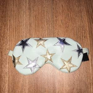 Sleeping mask with cooling pack